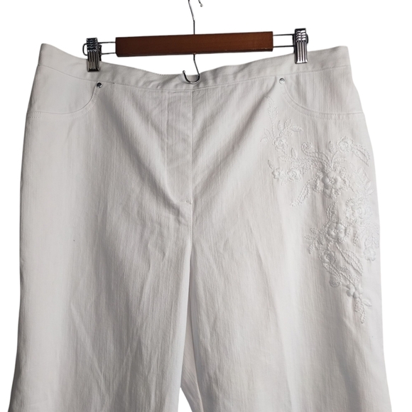 Alfred Dunner Women's White Embroidered Stretch Capri Jeans Pants Sz 16W NWT - Picture 3 of 9